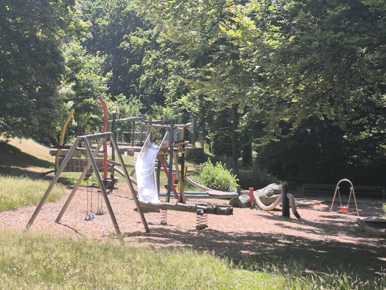 Metallrutsche am Spielplatz Berliner Straße in Marburg wird zur Hitzefalle