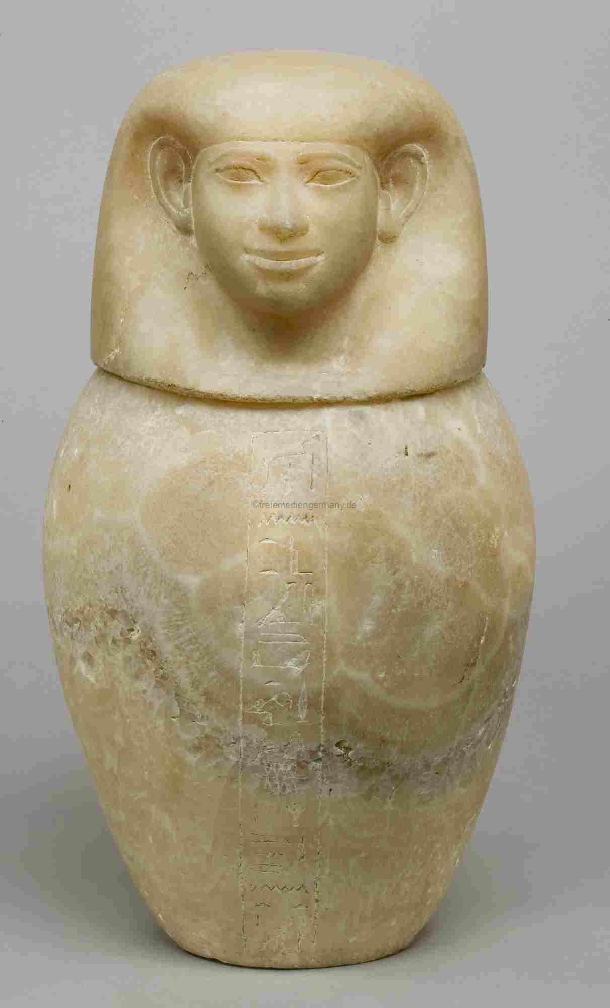 Altägyptisches Kanopengefäß aus Alabaster mit menschenförmigem Deckel, Metropolitan Museum of Art, 664–525 v. Chr.; nicht Teil der Marburger Studie.