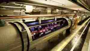 Künstlerische Darstellung des geplanten CERN-Teilchenbeschleunigers FCC-ee mit Beschleunigerröhre im Tunnel; kein Foto einer existierenden Anlage.