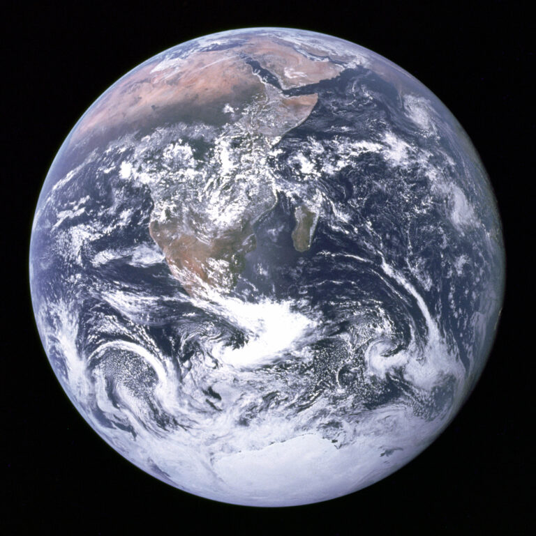 Die Erde aus dem Weltraum, historische NASA-Aufnahme der Apollo-17-Mission vom 7. Dezember 1972; kein Bild aktueller Klimafolgen.