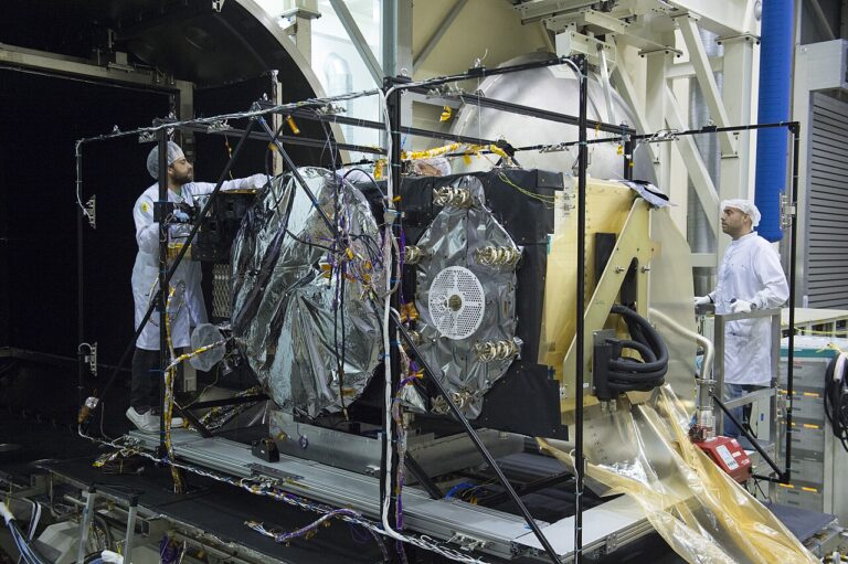 Archivaufnahme von 2017: Ein Galileo-Satellit wird nach einem thermischen Vakuumtest aus einer Prüfkammer am ESA-Testzentrum entfernt; kein Foto der neuen G2-Satelliten.