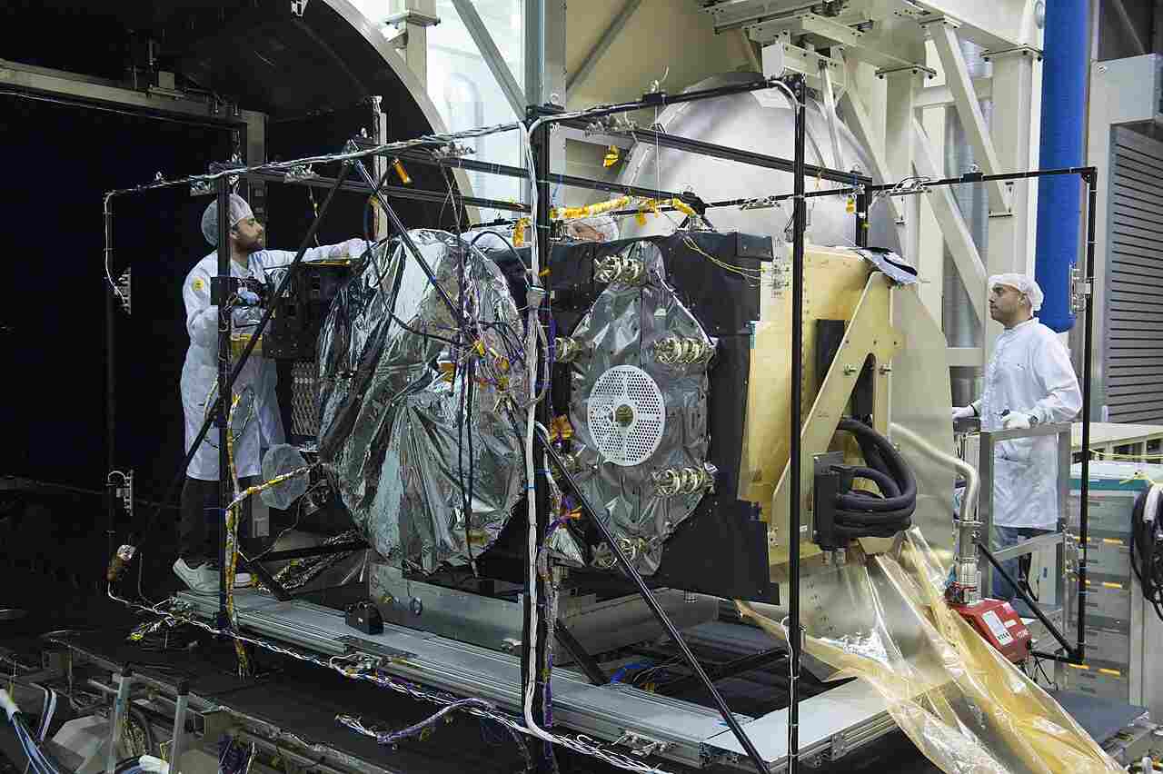 Archivaufnahme von 2017: Ein Galileo-Satellit wird nach einem thermischen Vakuumtest aus einer Prüfkammer am ESA-Testzentrum entfernt; kein Foto der neuen G2-Satelliten.